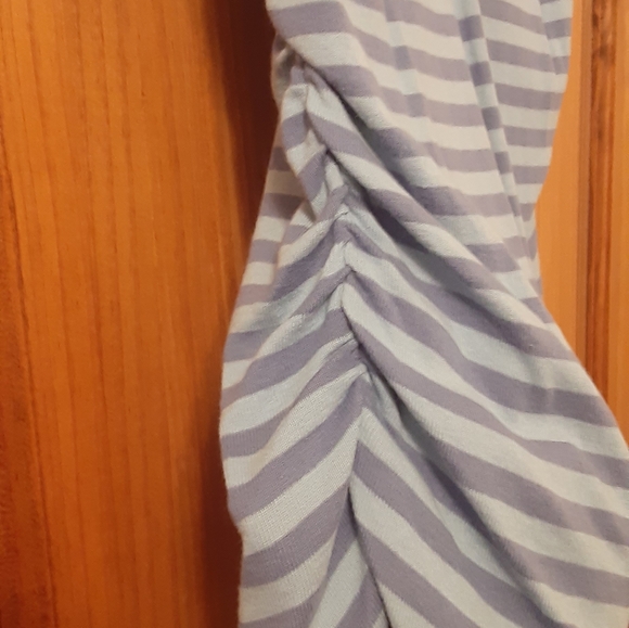 A PEA IN THE POD MATERNITY V-NECK SIDE RUCHED TEE - Picture 3 of 4